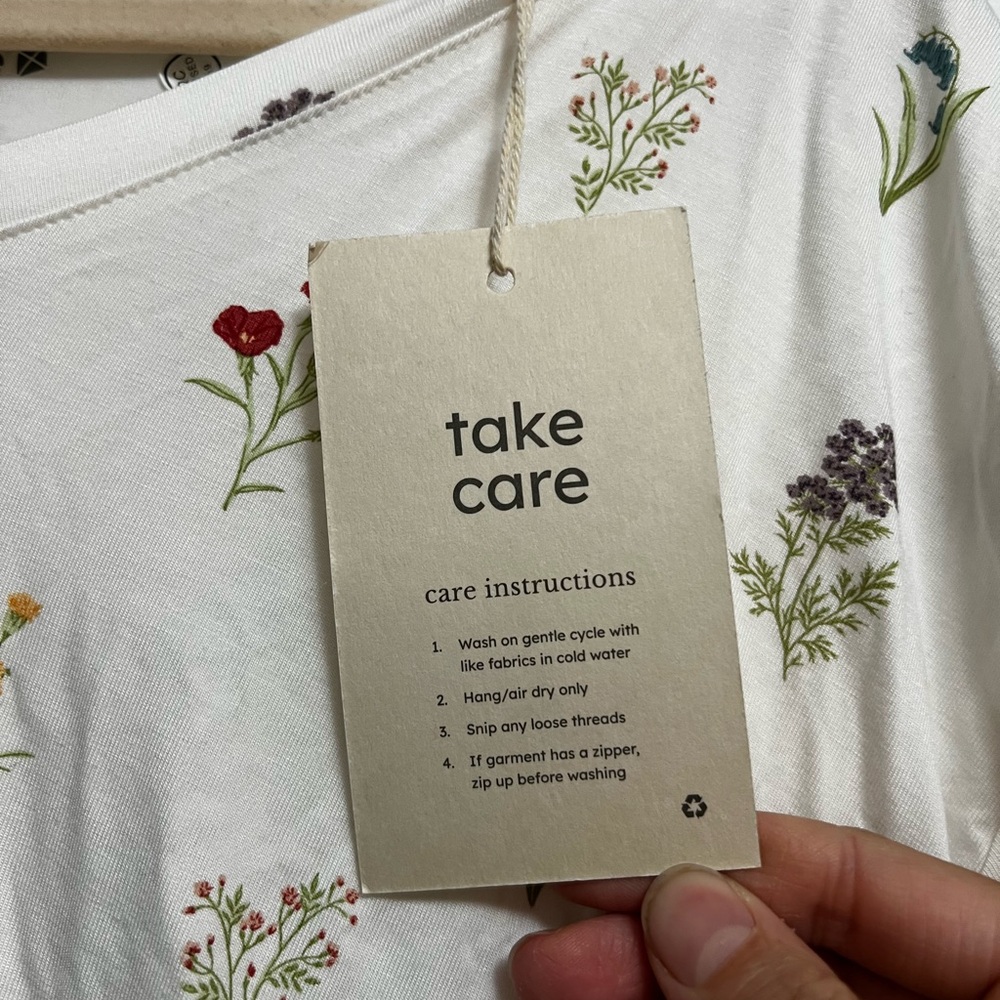 Women’s Relaxed Fit V-Neck in Wildflower kyte baby - Picture 4 of 5